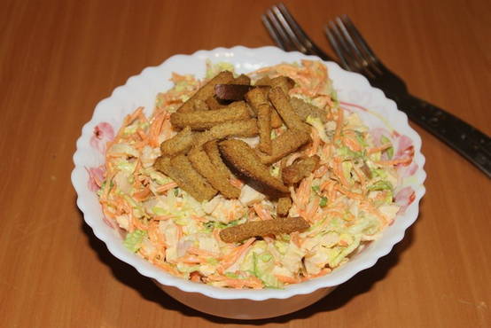 Salat mit Chinakohl, geräuchertem Hühnchen und Croutons