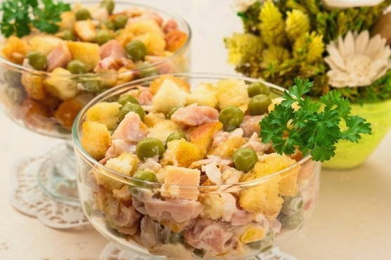 Insalata con crostini e piselli