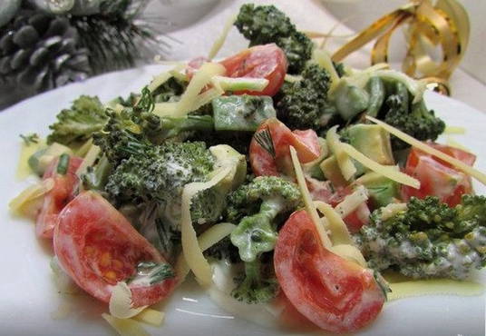 Insalata di broccoli e avocado