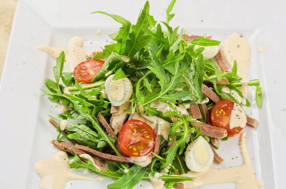 Zungen- und Tomatensalat
