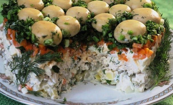 Insalata con prosciutto e agarics miele