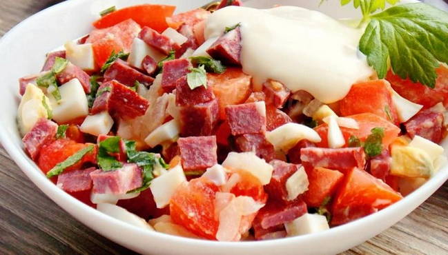 Salata s krutonima i dimljenom kobasicom