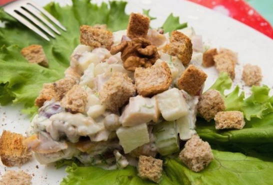 Salat mit geräuchertem Hühnerfleisch