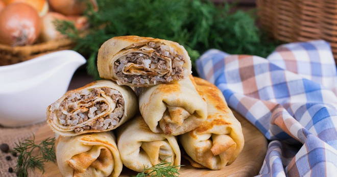 Pannenkoeken met vlees en rijst