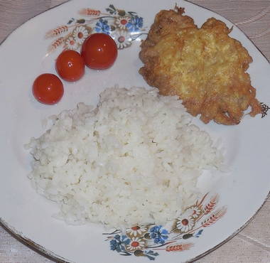Schweinekoteletts mit Zwiebeln in einer Pfanne