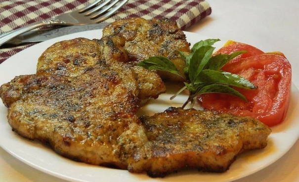 Schweinekoteletts mit Senf in einer Pfanne