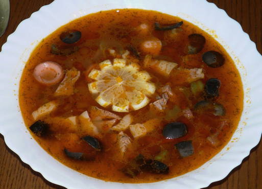 Soljanka mit Wurst in einem langsamen Kocher