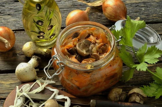 Solyanka met paddenstoelen voor de winter