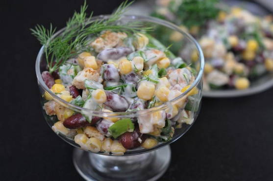 Salat mit Bohnen und Croutons