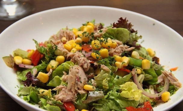 Salat mit Thunfisch, Mais, Tomaten und Avocado