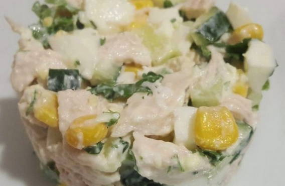 Hühnchen- und Maissalat