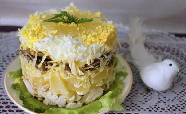 Salat mit Dosenananas und Champignons