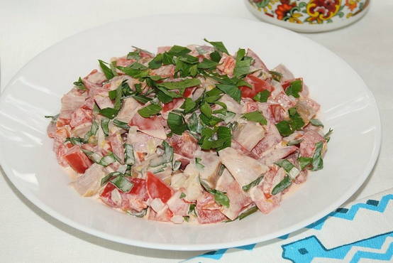 Salat mit geräuchertem Hühnchen und Tomaten