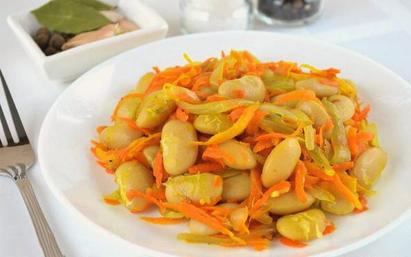 Salat mit Bohnen, Karotten und Zwiebeln