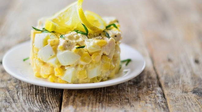 Hühnchen-, Eier- und Maissalat