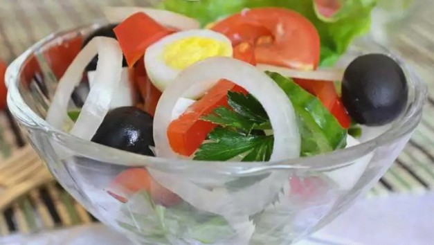 Griechischer Salat mit Ei