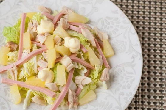 Insalata di prosciutto e ananas