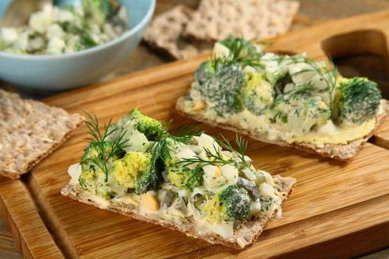 Insalata di broccoli con maionese