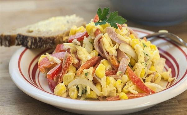 Insalata di prosciutto e mais
