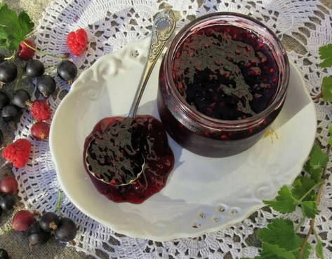 Schwarze Johannisbeere und Himbeermarmelade