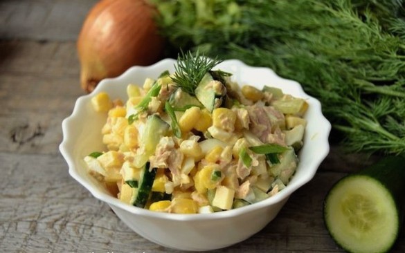 Salat mit Thunfischmais und frischer Gurke