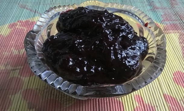 Marmelade aus Pflaumen durch einen Fleischwolf