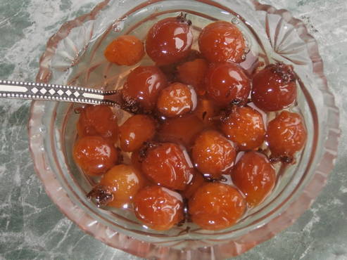 Weißdornmarmelade in einem Slow Cooker