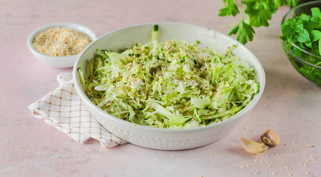Gurken- und Kohlsalat