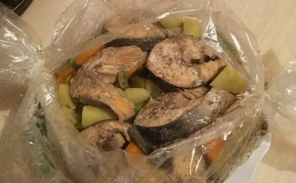 Rosa Lachs in einem Slow Cooker mit Karotten und Zwiebeln