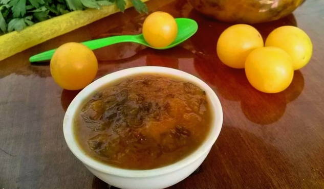 Tkemali aus gelber Kirschpflaume