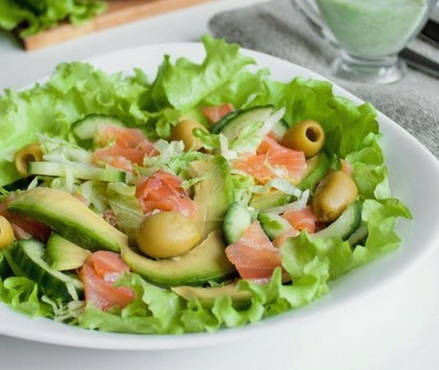 Insalata di avocado e pesce rosso