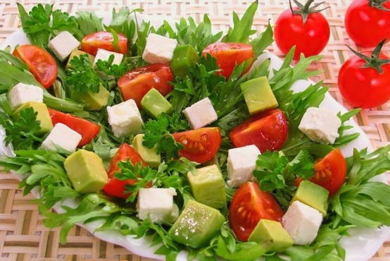 Avocadosalat mit Fetakäse und Kirschtomaten