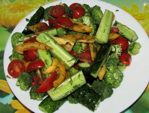 Insalata con broccoli, pomodori e cetrioli