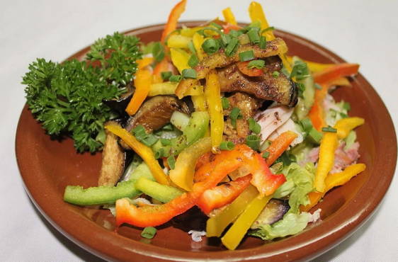 Insalata di manzo, pepe e sottaceti