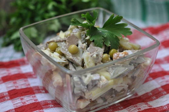 Lebersalat mit Erbsen