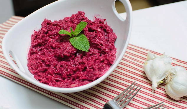 Insalata di barbabietole con aglio