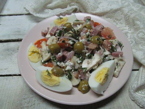 Insalata con prosciutto e funghi sott'aceto