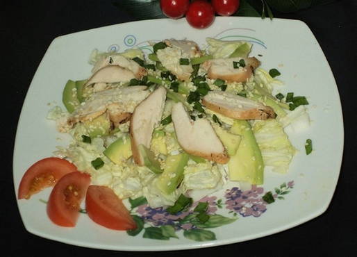 Insalata di avocado, cavolo cinese e pollo