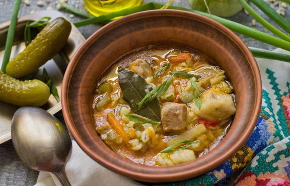 Villaggio solyanka con patate