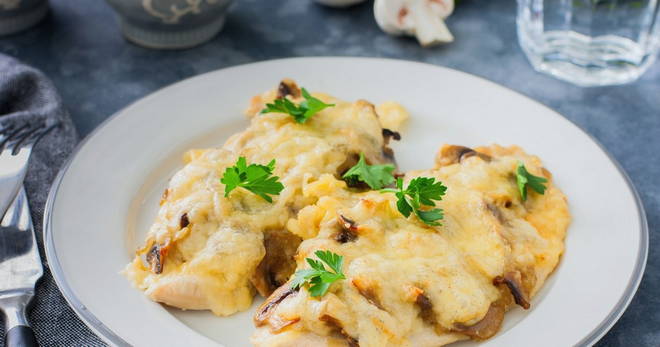Costolette di pollo con funghi e formaggio al forno