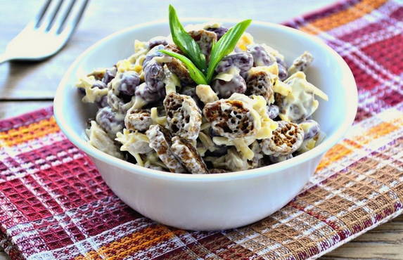 Insalata con fagioli, pollo e crostini