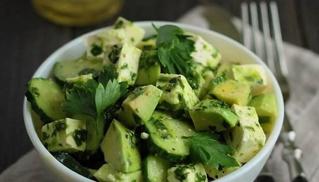 Avocadosalat mit Kräutern