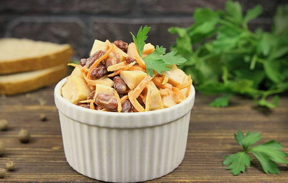 Bohnensalat mit geräuchertem Hühnchen und koreanischen Karotten