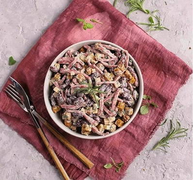 Salata s grahom, kobasicama i krutonima