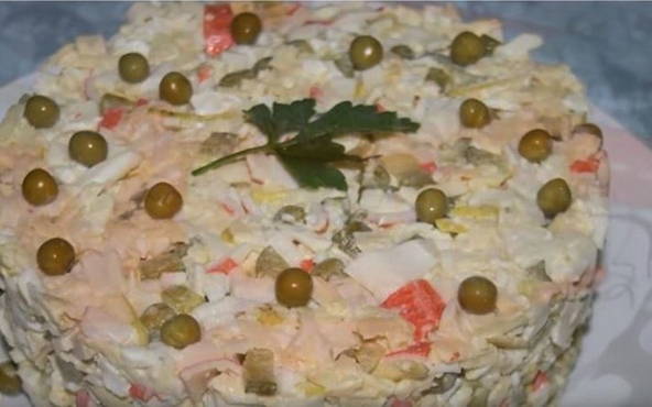 Insalata di granchio con riso e sottaceti
