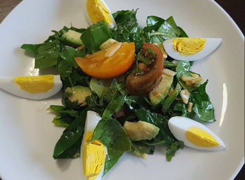 Salat mit Avocado und Spinat