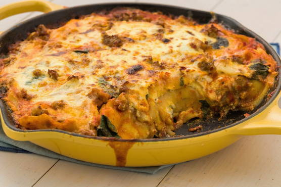 Kartoffelauflauf mit Hackfleisch in einer Pfanne