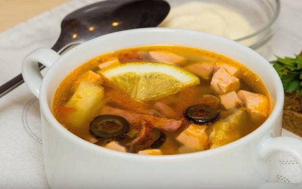 Solyanka classica con carne