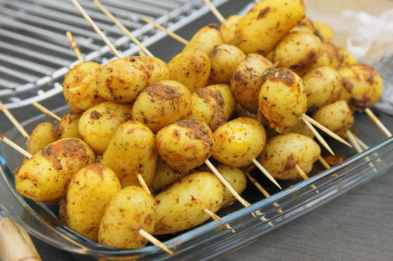 Gekochte Kartoffeln auf dem Grill gebraten