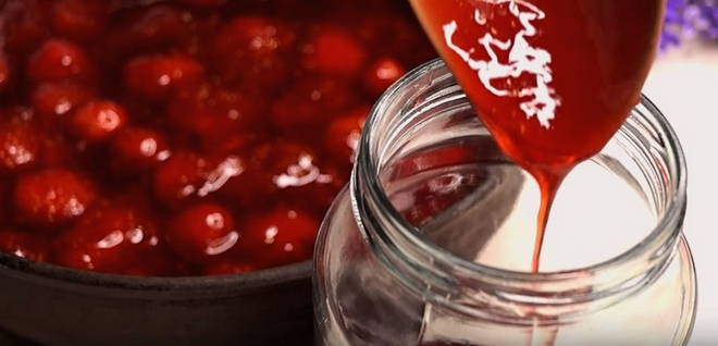 Erdbeermarmelade in einer Pfanne
